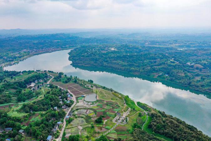 Икономическият пояс на река Яндзъ показва силно развитие