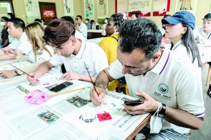 „Културна обиколка на чуждестранни преподаватели и студенти в Съчуан“