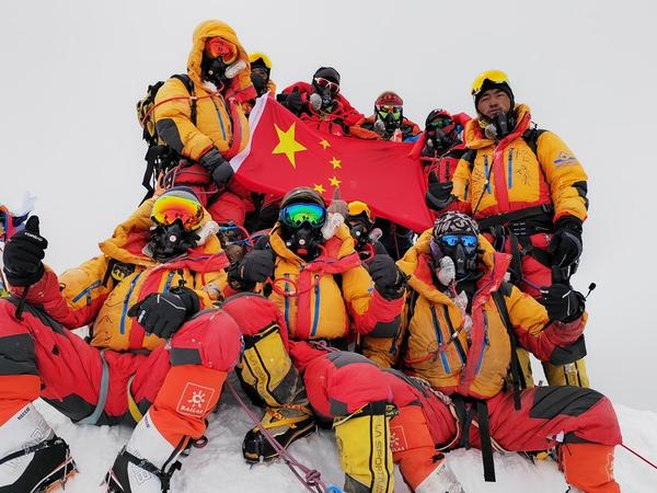Надградиха най-високата автономна метеорологична станция на Еверест