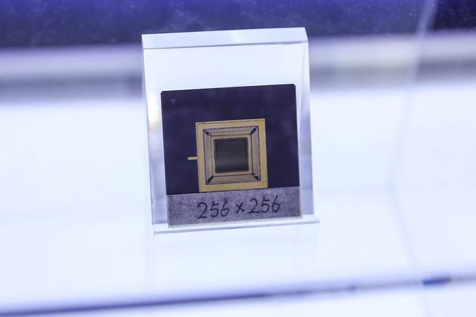Китайски учени създадоха първия в света чип за допълващо зрение