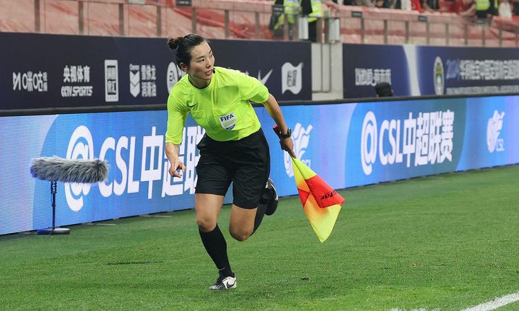 За първи път жена съдийства на мъжки футболен мач в Суперлигата на Китай